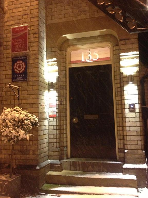 Bishops Guest Accommodation Йорк Экстерьер фото